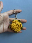 Breloczek, szydełkowana róża. Żółty