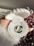 Czarny turmalin perły elegancki delikatny pierścionek rozciągliwy