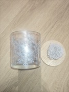 Szklany pojemnik z brokatowym zdobieniem i pomponikiem 