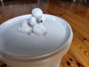 Pudel z masy cukrowej na tort