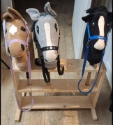 Zestaw trzech koników hobby horse ze stojakiem