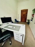 Biurko z kontenerkiem białe nowoczesne