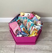 Ręcznie wykonane sześciokątne pudełko prezentowe z różnymi słodyczami