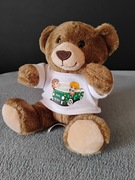 Pluszowy miś z koszulką z nadrukiem. 