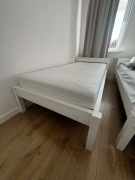 Łóżko drewniane białe z materacem
