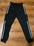 Męskie spodnie dresowe Cargo Joggers Manfinity Czarne z paskami