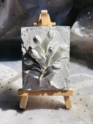 Gipsowe tulipany na drewnianej sztaludze do pomalowania z farbkami