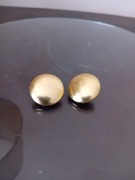 Klipsy w kolorze złotym.