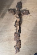 duży rzeźbiony drewniany krucyfiks 