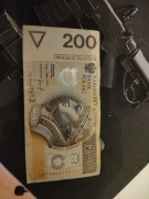 Banknot 200 zł  z 1994, rosnąca czcionka