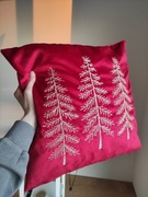 Poszewka świąteczna z haftem haftowana choinkami 45 x 45 cm czerwona