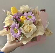 Box z kwiatów mydlanych z kawą i słodyczami Dzień Kobiet inne okazje