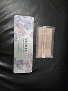 Zestaw cieni do oczu i rozświetlajacych różów