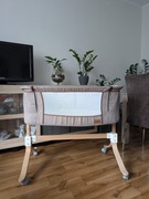 Drewniane łóżeczko na kółkach, dostawka dla niemowląt