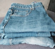 Trzy pary spodni jeansowych w kolorze niebieskim, używane. Wysyłka od razu.
