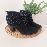 Czarne botki na słupku zamszowe 40 z dżetami wiązane K&M fashion