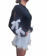 Sweter z  koronkowymi kokardkami na rękawach 