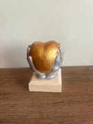 Puchar z wizerunkiem serca trzymanego w rękach Statuetka