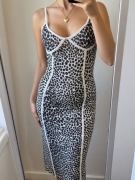 dopasowana sukienka midi panterka modelująca sylwetkę cętki