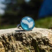 Pierścionek z piórkiem zatopiony w żywicy