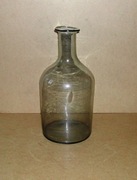 Stary szklany gąsior na wino.