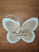 Drewniana ozdoba na ścianę LOVE motylek