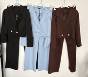 Brązowy komplet damski – krótka marynarka + spodnie | modny zestaw