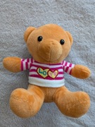 Pomarańczowy kolorowy miś w sweterku w paski serca