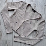 Beżowy krótki prążkowany sweterek sweter w kwiatki kardigan guziki bershka
