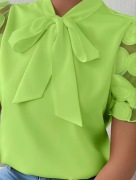 Zielona bluzka z modnymi rękawami 