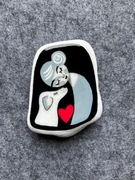 Kobieta z psem, magnes na lodówkę, malowany kamień