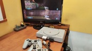 Konsola ps1 po pełnym spa dwa pady gotowa do gry
