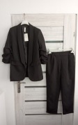 Garnitur czarny elegancki, uniwersalny.