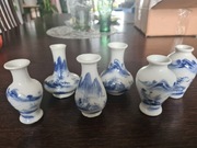 Kolekcja małych wazonikow