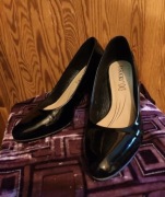 Buty na wysokim obcasie ze skóry lakierowanej LASOCKI 35