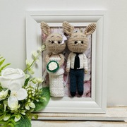 Młoda para króliczki w białej ramce prezent ślubny obraz