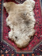 Skóra owcza naturalna beżowa barwiona dywanik dekoracja wnętrza 110x70cm