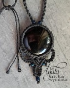 Naszyjnik czarny kamień w3 oprawie mikromakramowej