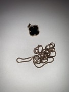 Zerwany złoty łańcuszek z zawieszką .