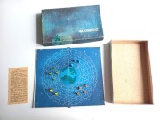 stara vintage gra planszowa strategiczna dla młodzieży "na orbicie"