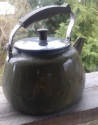 Stary czajnik emaliowany jako ozdoba ogrodu 