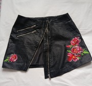 Spódnica mini z ekoskóry H&M Divided Haftowane kwiaty Rock/Biker r 40 (L)