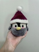 Pluszowy pingwin w świątecznej czapce 