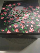 Pudełko drewniane z bombkami ozdobnymi