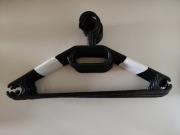 Zestaw czarnych, plastikowych wieszaków ubraniowych