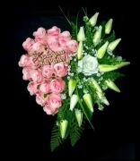 Kompozycja nagrobna serce dla Aniołka na mały grób róże i tulipany