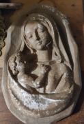 Płaskorzeźba Madonna z Dzieciątkiem kamień 