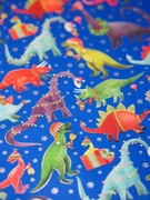 Papier do pakowania "Dinozaury w czapkach", 70 cm x 5 m