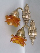 Para starych, mosiężnych kinkietów.