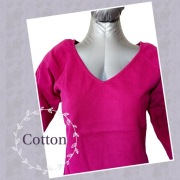 Intensywnie różowy sweterek z bawełny – uniwersalny